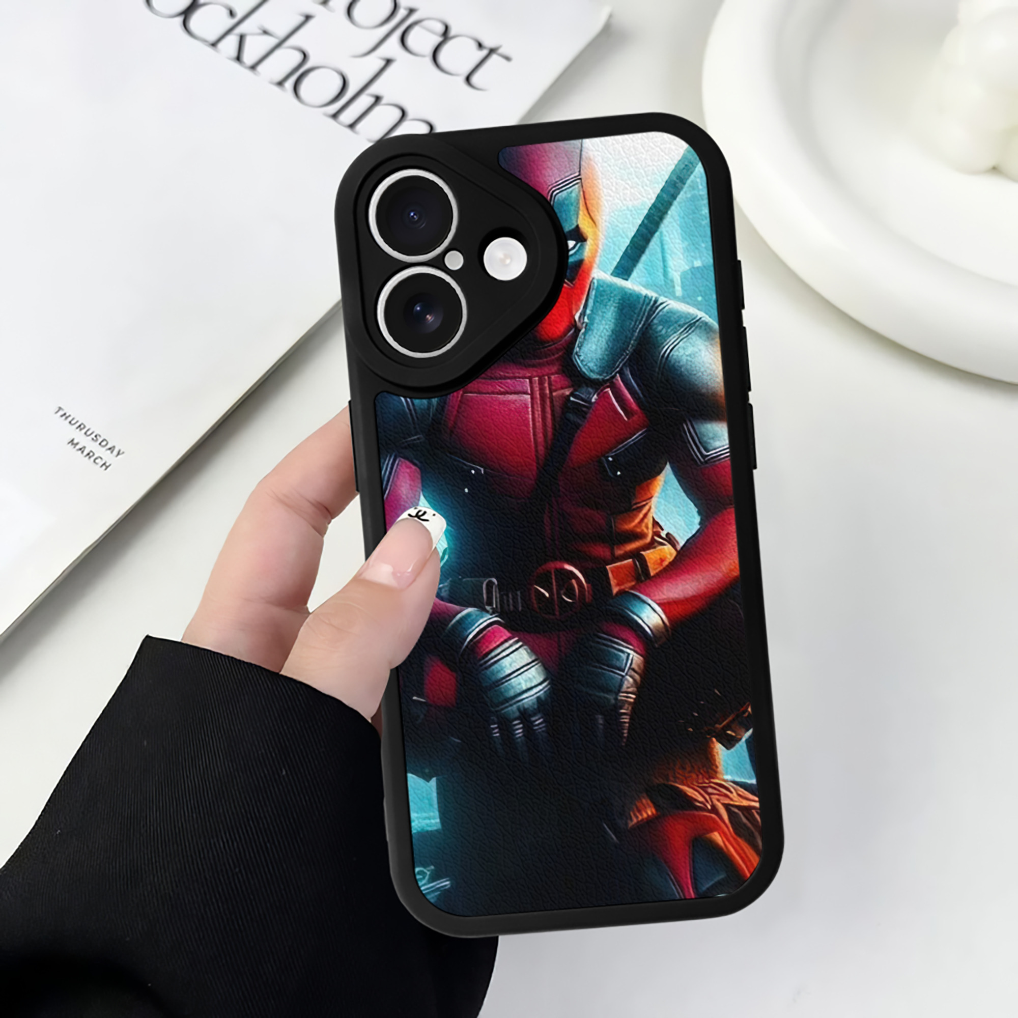 （画像用） Deadpool デッドプール 【iPhone 16シリーズ対応】シリコンスマホケース（レザー調） 材質：シリコン
